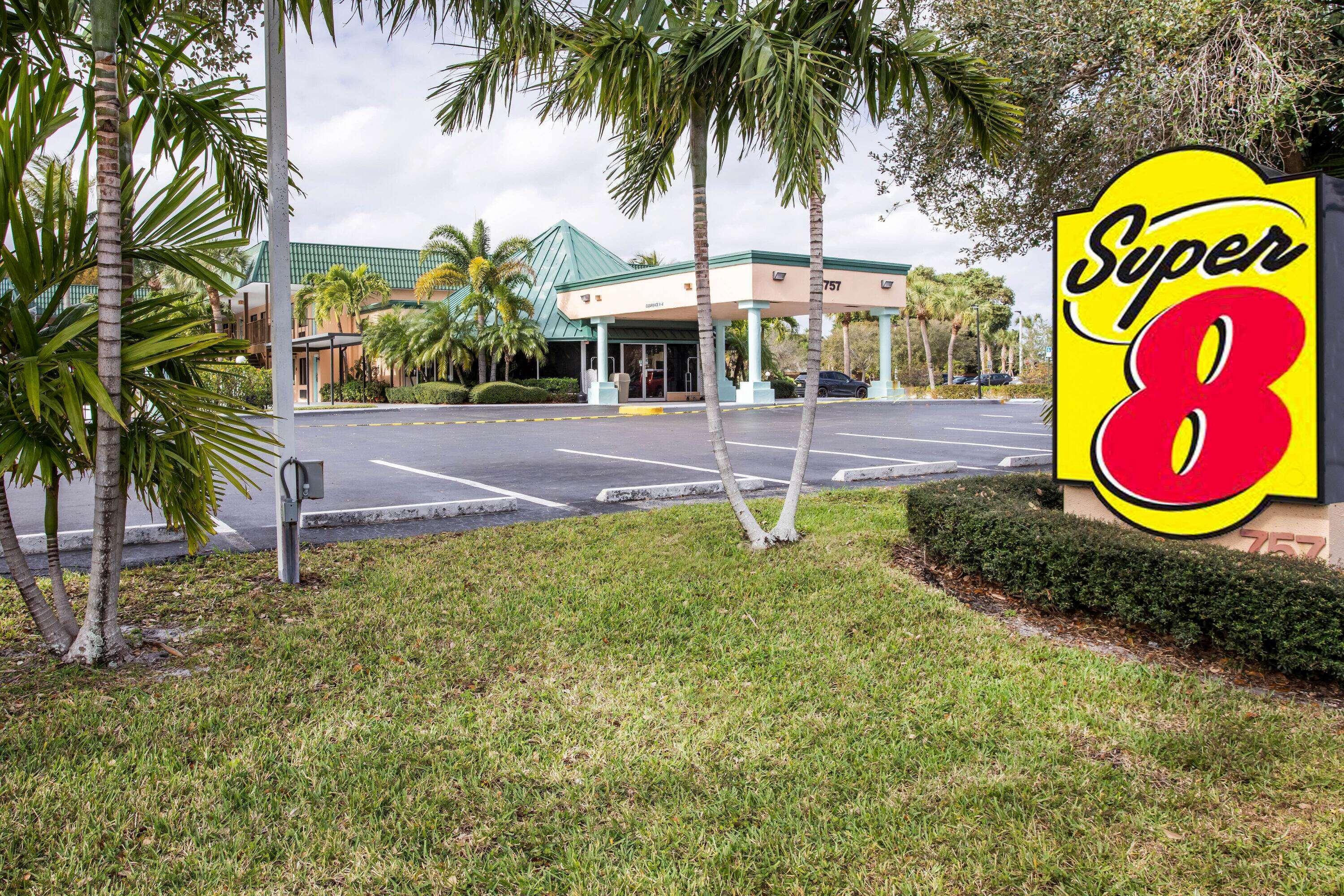 Super 8 By Wyndham North Palm Beach Eksteriør bilde