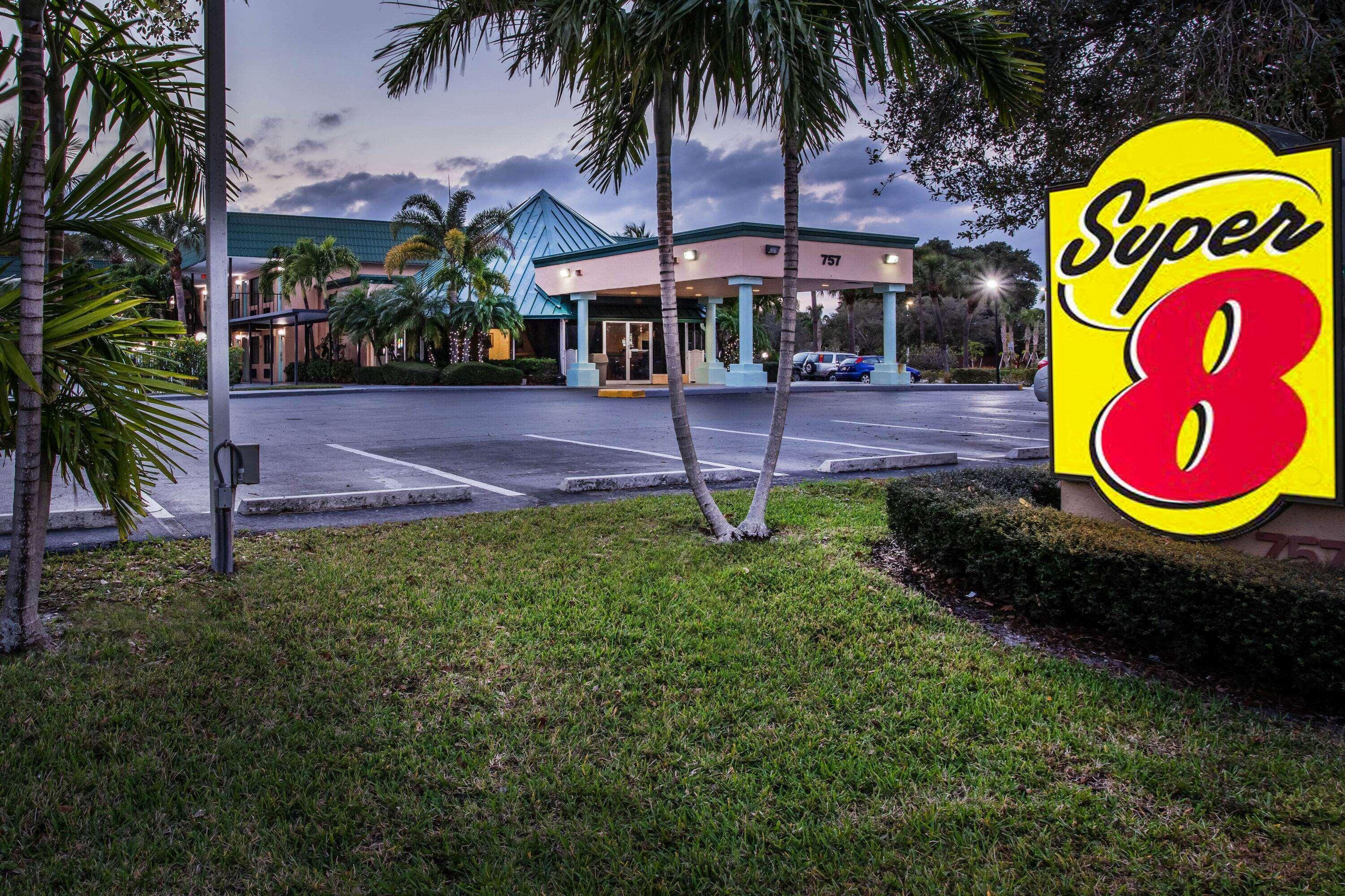 Super 8 By Wyndham North Palm Beach Eksteriør bilde